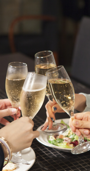 女子会は結構長時間お店にいるので、何回もトイレに行きますから、料理のレベルが同じであれば、トイレがきれいなお店を選びます。「お店もおしゃれで、その雰囲気に合わせたトイレだと、また行きたいと思います」「逆にトイレの印象が悪かったら、次の利用はちょっと控えるかもしれないです」（TOTO：まちなかトイレより）